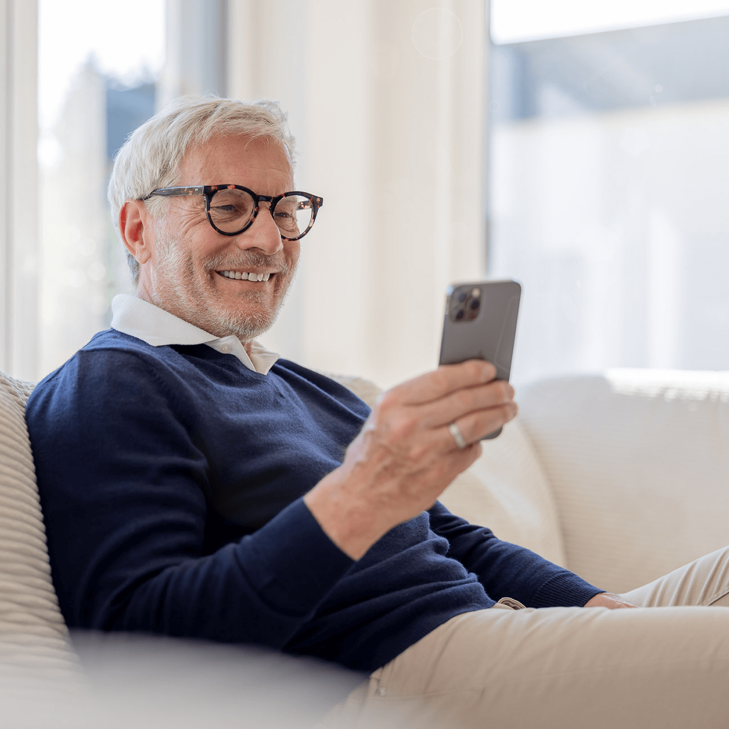 Opa mit Handy checkt die 1KOMMA5° Heartbeat App